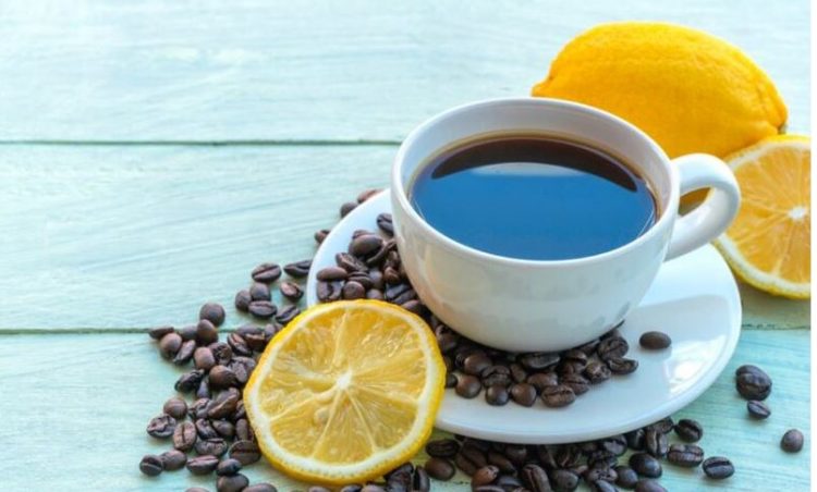 Cilat janë përfitimet e pirjes së kafesë me limon?