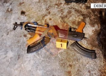 Kapet me kallashnikov 15 vjeçari në Dibër