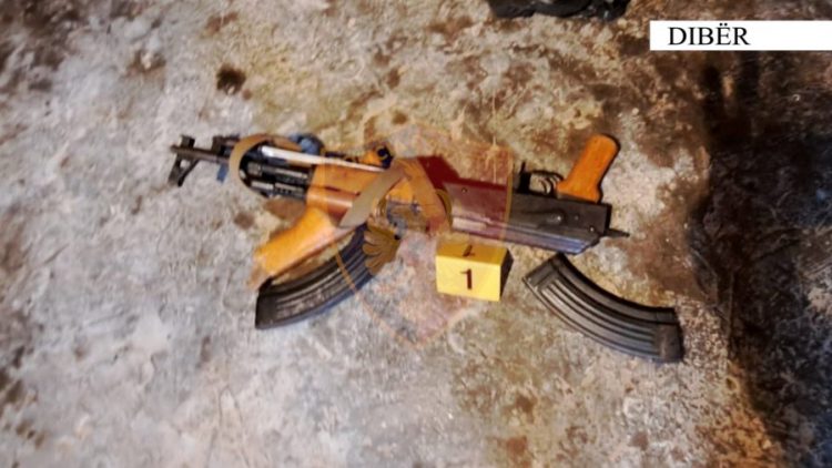 Kapet me kallashnikov 15 vjeçari në Dibër