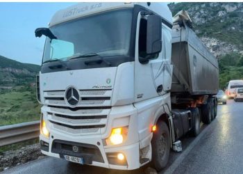 Përmbyset kamioni me 400 litra naftë, bllokohet qarkullimi (FOTO)