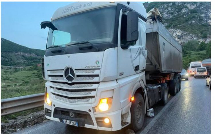 Përmbyset kamioni me 400 litra naftë, bllokohet qarkullimi (FOTO)