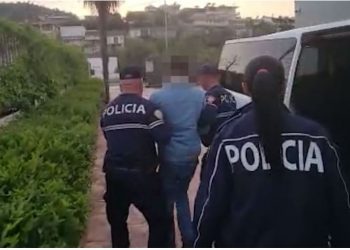 VIDEO/ Kapen me 1500 doza kanabisi, arrestohen dy persona në Himarë