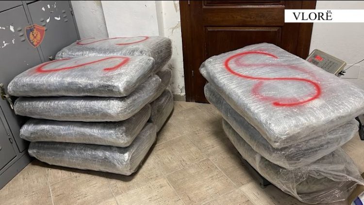 VIDEO/ Mbi 100 kg kanabis në makinë, arrestohet 48- vjeçari në Vlorë
