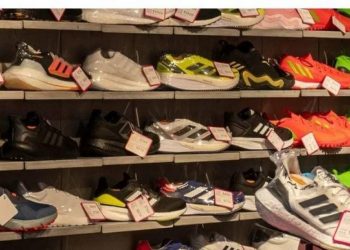 “Hajdutë të pafatë”/ Vodhën 200 këpucë, por për këmbën e djathtë