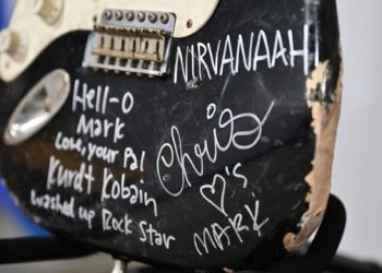 Shitet për çmimin marramendës kitara e thyer e liderit të grupit…