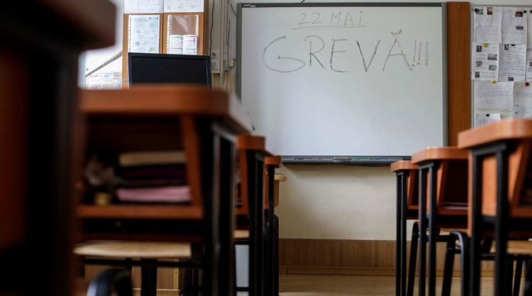 Mësimdhënësit në Rumani hynë në grevë për paga më të mira
