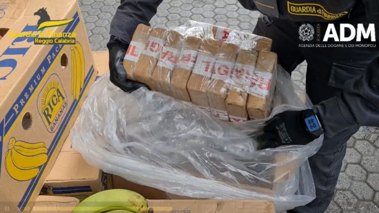 Kapen 3 ton kokainë të fshehura brenda bananene në portin italian