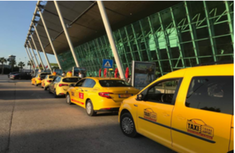 Iu bllokonte punën taksistëve në aeroport/ Konkurrenca – Kastratit: Hiq tabelën, cenon tregun