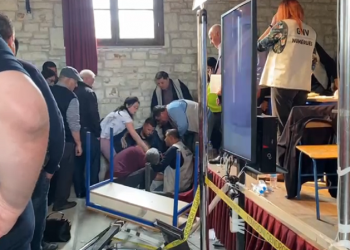 Pesë kutitë e fundit në Kuçovë/ Konflikt në qendrën e votimit, një personi i bie të fikët