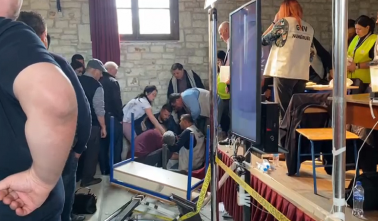 Pesë kutitë e fundit në Kuçovë/ Konflikt në qendrën e votimit, një personi i bie të fikët