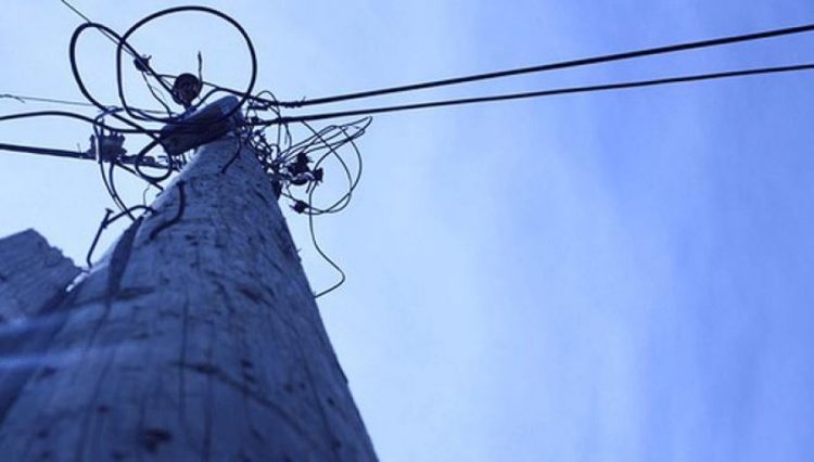 Bie në kontakt me rrymën elektrike, 45-vjeçari përfundon në spital