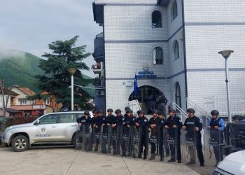 Përsëri tensione në veri të Kosovës, policia hedh gaz lotsjellës