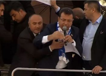 Kundër Erdoganit, kryebashkiaku i Stambollit sulmohet me gurë