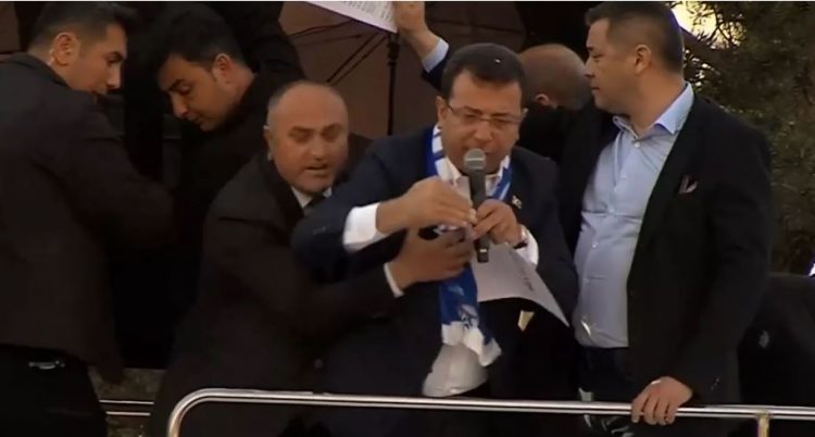 Kundër Erdoganit, kryebashkiaku i Stambollit sulmohet me gurë