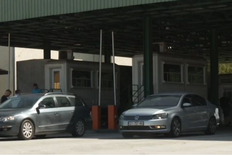 Tentoi të kalonte ilegalisht në kufi 15-vjeçaren, arrestohet i riu