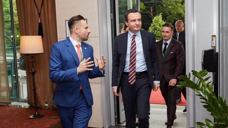 Kurti arrin në Bratisllavë, pritet të flasë për të ardhmen e Kosovës