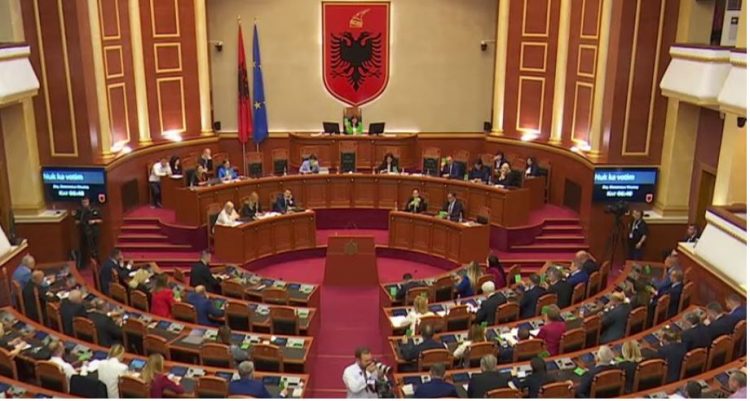 Kuvendi nxiton për të votuar pagat për ministrat dhe deputetët