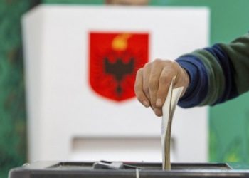 Ndodh në Krujë, 44-vjeçari merr 2 fletë votimi brenda KZAZ dhe i hedh në koshin e plehrave