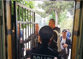 Procesi i numërimit, sherr mes disa personave në Laç