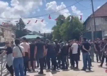 Tensionohet situata në Leposaviç, gazetarët sulmohen nga persona të maskuar