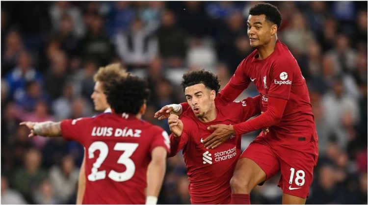 Fitorja e shtatë radhazi, Liverpool “presion” United dhe Newcastle