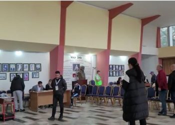 Votimi në Lushnjë, probleme me pajisjen e identifikimit elektronik