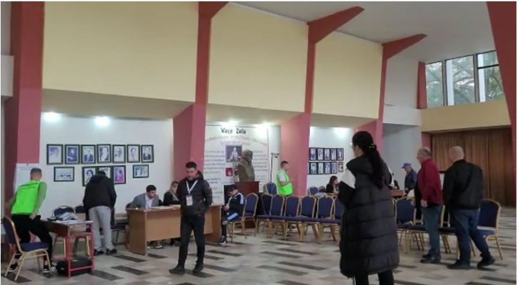 Votimi në Lushnjë, probleme me pajisjen e identifikimit elektronik