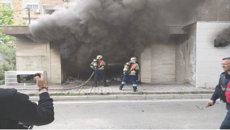 Zjarr në një mobilieri në Vlorë, lagjia ‘pushtohet’ nga tymi