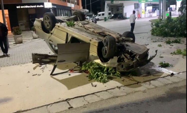 Vlorë, shoferi përplaset me pemën dhe pëmbyset në rrugë