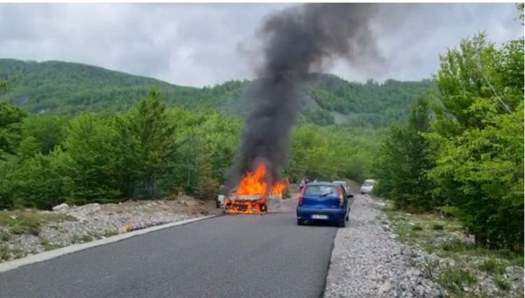 Shkrumbohet nga flakët makina në rrugën e Arbërit