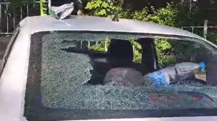 Goditet me plumba makina e televizionit shqiptar në Zveçan