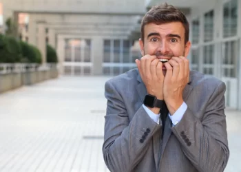 Dëmton jashtë mase shëndetin, hiqni dorë nga ky ves!