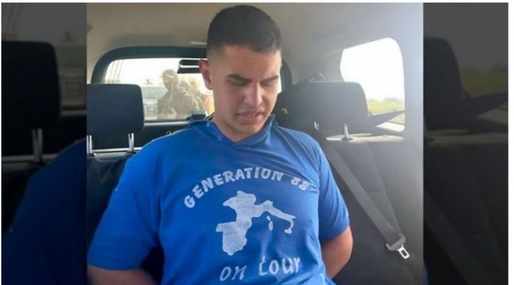 21-vjeçari që vrau 8 persona, me bluzë të simboleve të Hitlerit