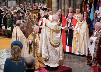 Charles III kurorëzohet zyrtarisht si Mbret