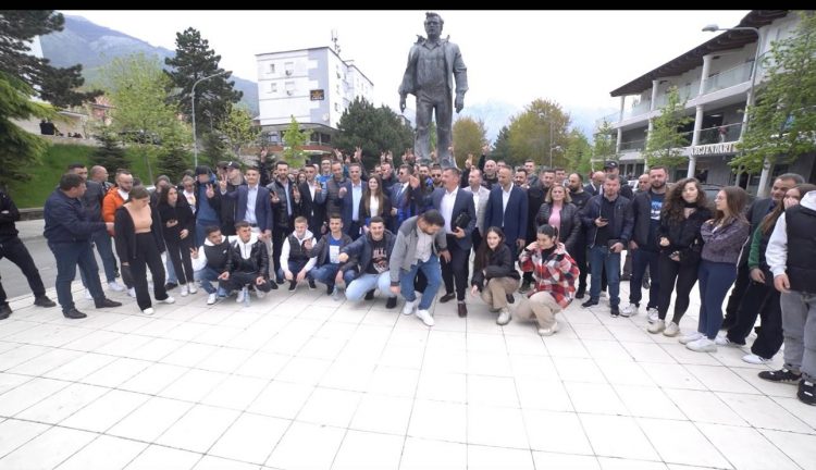 Mediu kërkon votat e të rinjve në Tropojë për Besnik Duzhën