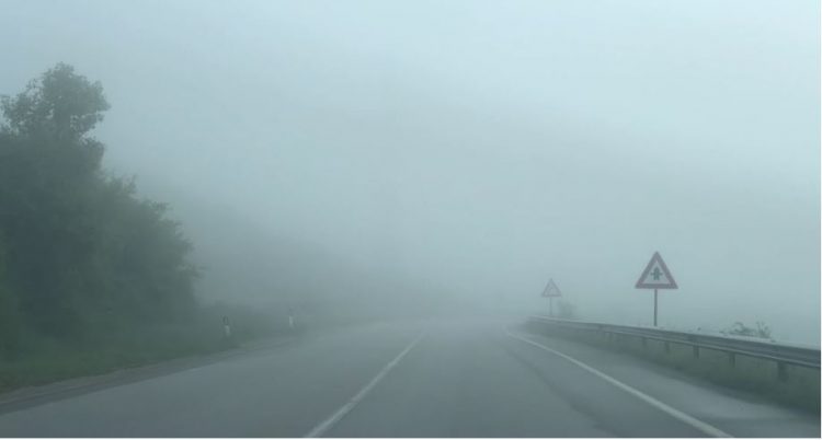 Mjegulla ‘pushton’ akset rrugore në jug-lindje të vendit