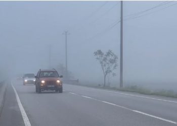 Mjegull e dendur në Korçë–Pogradec, vështirësi për drejtuesit e mjeteve