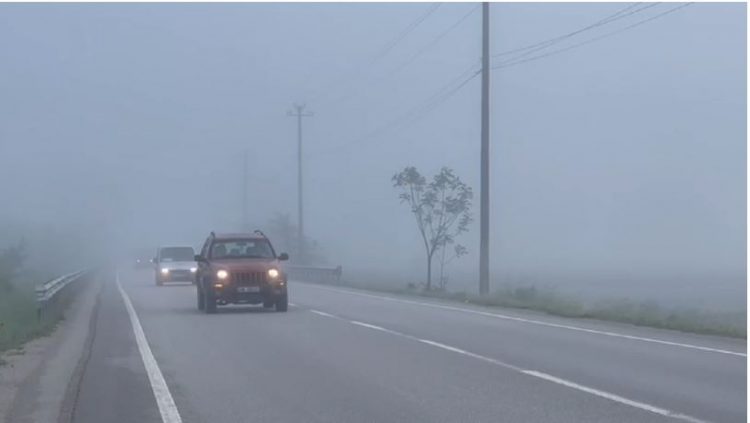 Mjegull e dendur në Korçë–Pogradec, vështirësi për drejtuesit e mjeteve