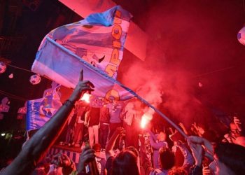 Festa e çmendur e tifozëve të Napolit i merr jetën 26-vjeçarit