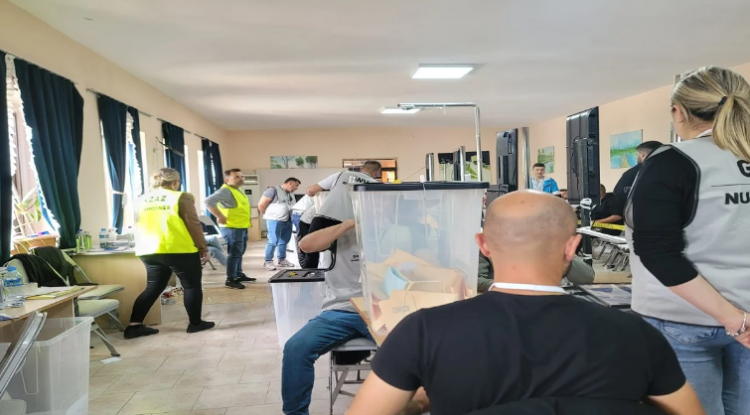 Akuza për vota false, mbërrijnë në Divjakë deputetët Edit Harxhi, Saimir Korreshi dhe Ilda Dhori