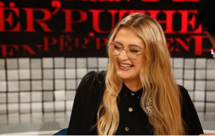 Pas lindjes, Neda u rikthye në punë në Për’puthen dhe mori edhe vajzën me vete (Pamjet)