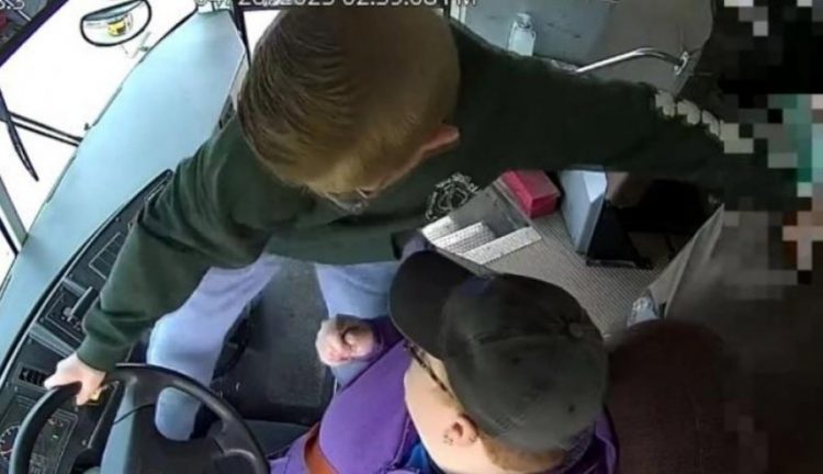 VIDEO/ Shoferi humb ndjenjat, nxënësi “hero” shmang aksidentin