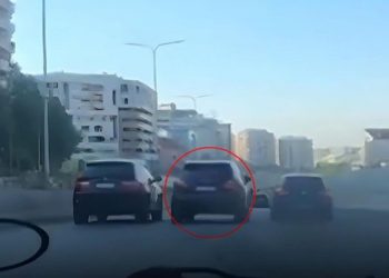 Çmenduri në Tiranë, makina futet në parakalim mes dy mjeteve