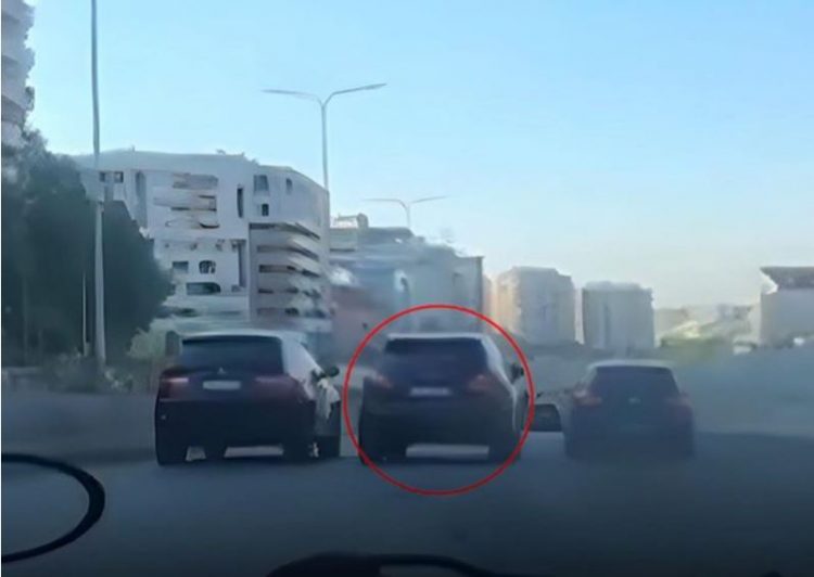 Çmenduri në Tiranë, makina futet në parakalim mes dy mjeteve