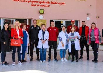 Partizani i lumturon ditën fëmijëve te “Kongresi i Manastirit”