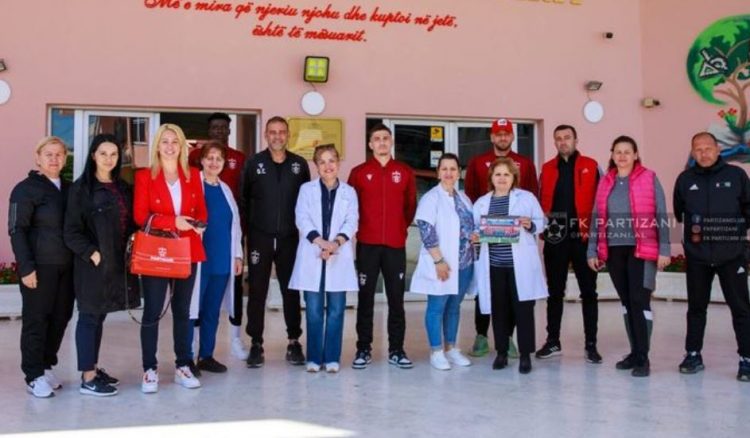 Partizani i lumturon ditën fëmijëve te “Kongresi i Manastirit”