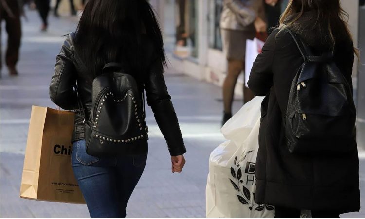 Shqiptarja harron foshnjën 4-muajsh në makinë, shkon në shoping