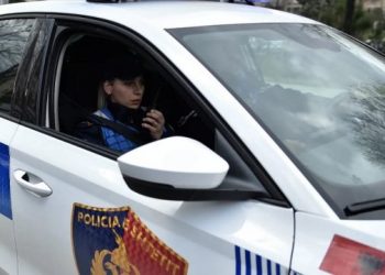 E kërcënoi me thikë dhe mori peng 53-vjeçarin në Tiranë, arrestohet i riu