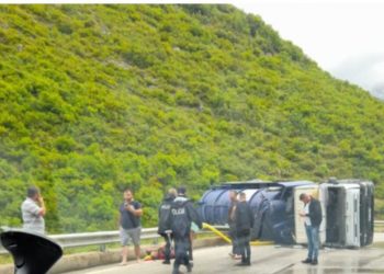 Përmbyset autoboti në Sarandë-Delvinë