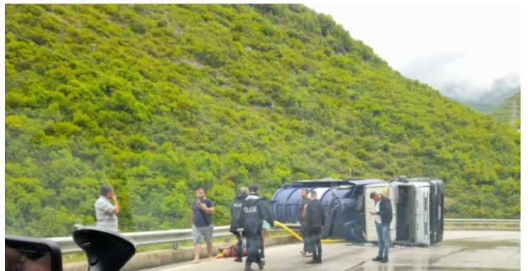 Përmbyset autoboti në Sarandë-Delvinë